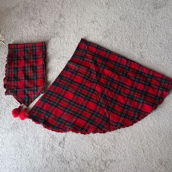 Tartan Plaid Round Tablecloth with Tasseled Runner! - Picture 1 of 11